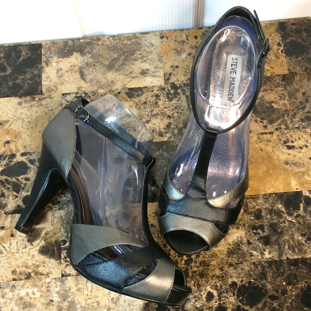 Steve Madden "Pascha" size 8.5 silver & black leather sandals.